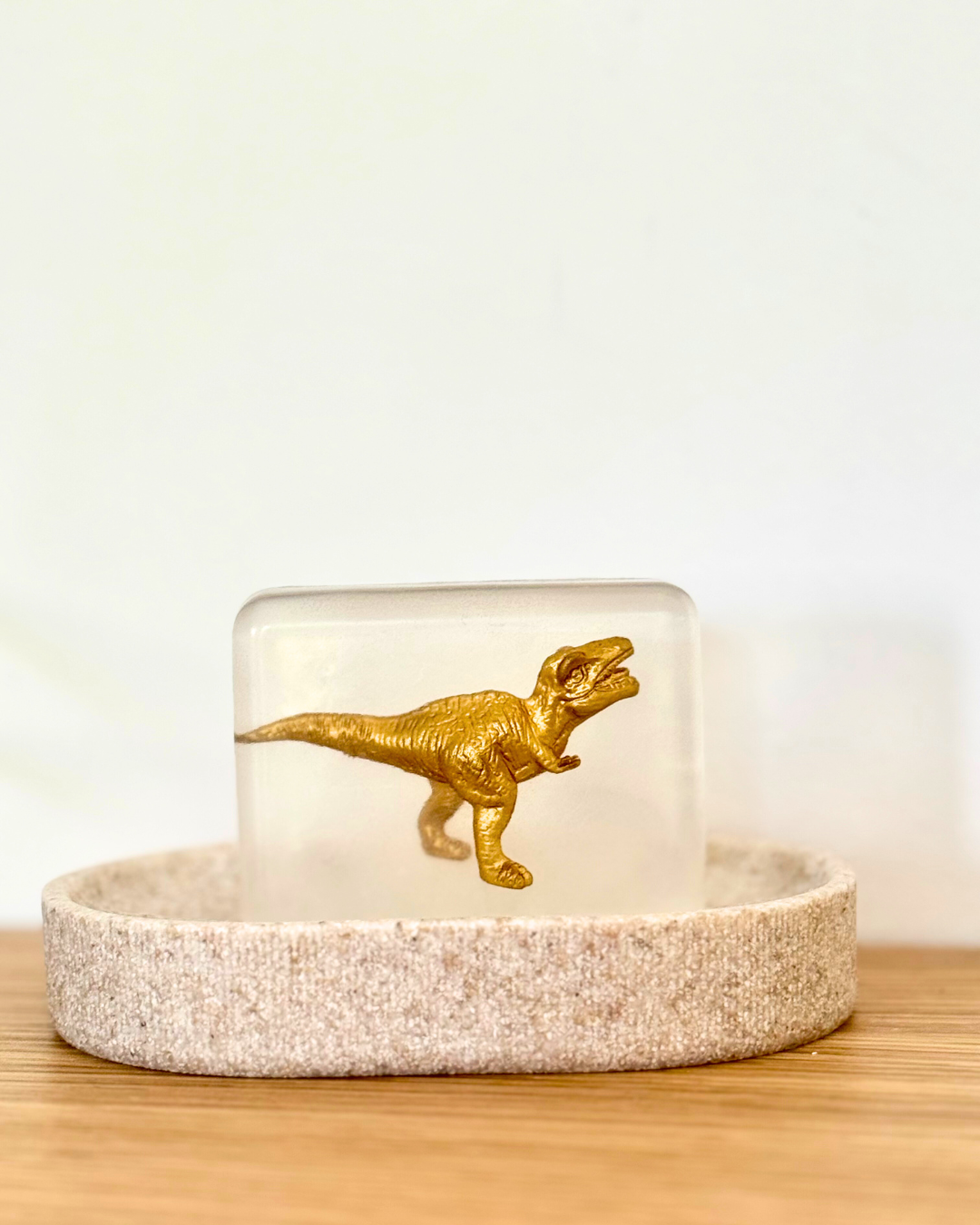 savon transparent avec figurine dinosaure dorée soap hit