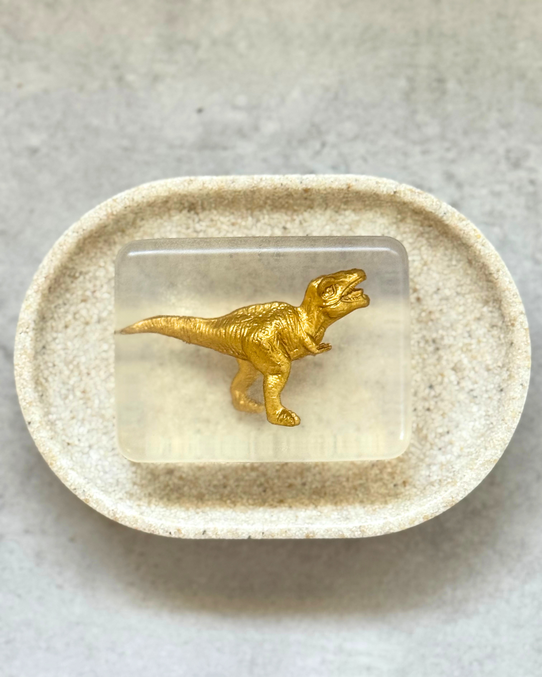 savon transparent avec figurine dinosaure dorée soap hit