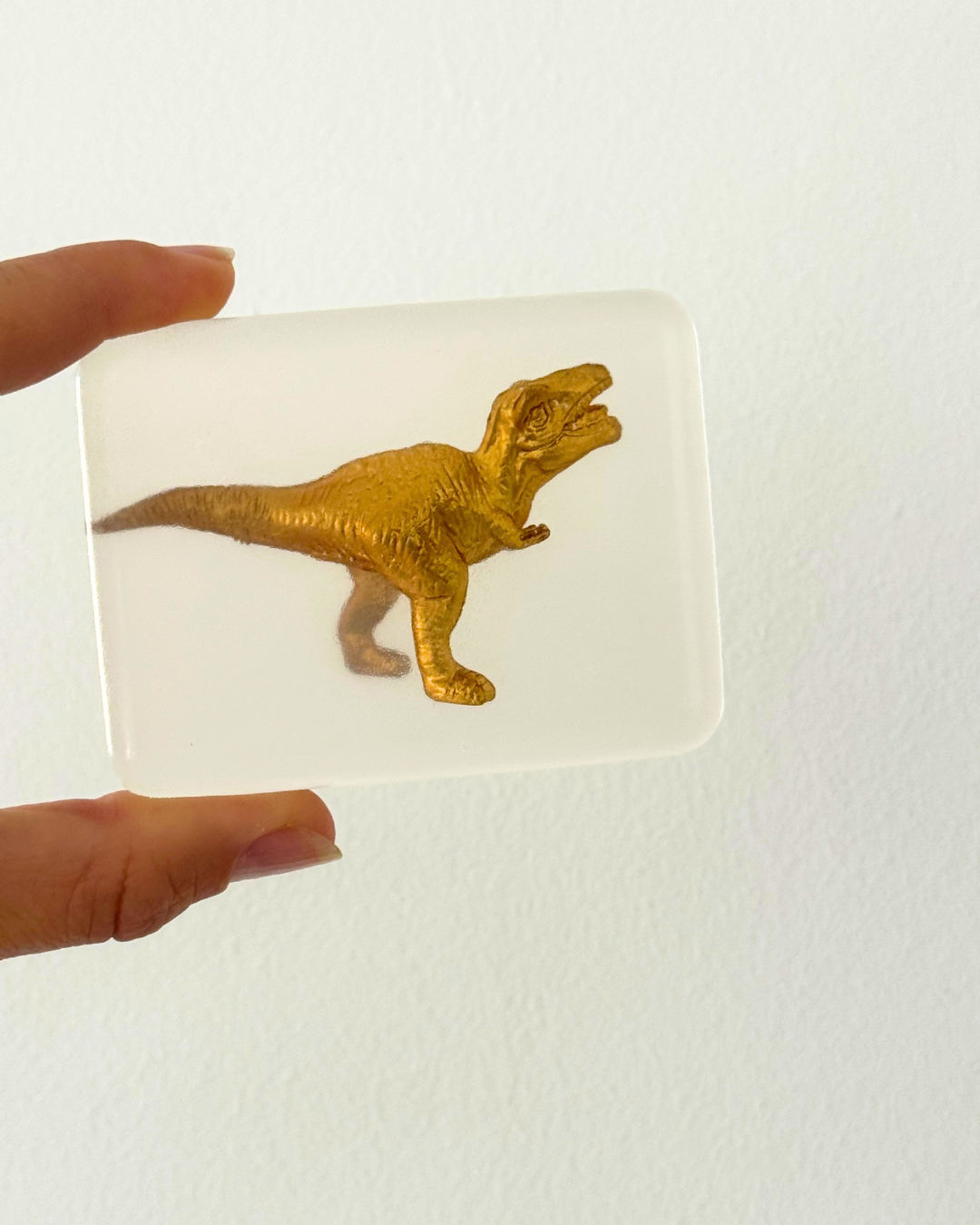 savon transparent avec figurine dinosaure dorée soap hit