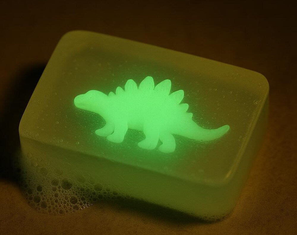 savon transparent avec figurine dinosaure qui brille dans la nuit