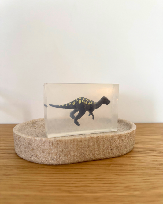 savon transparent avec figurine dinosaure soap HIt