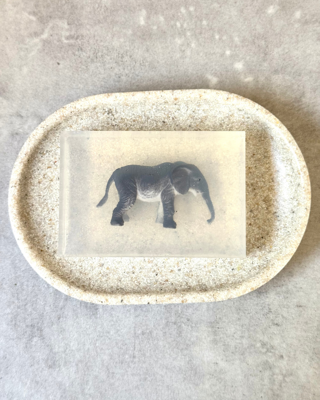Savon transparent avec figurine éléphant