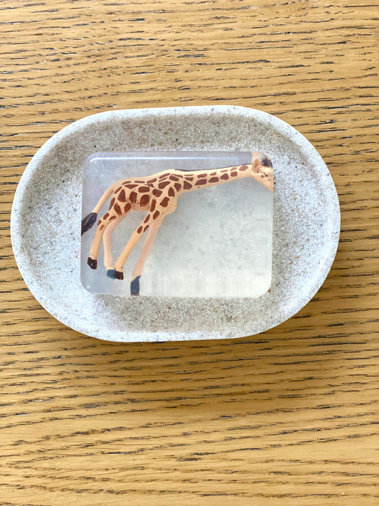 savon transparent avec figurine girafe