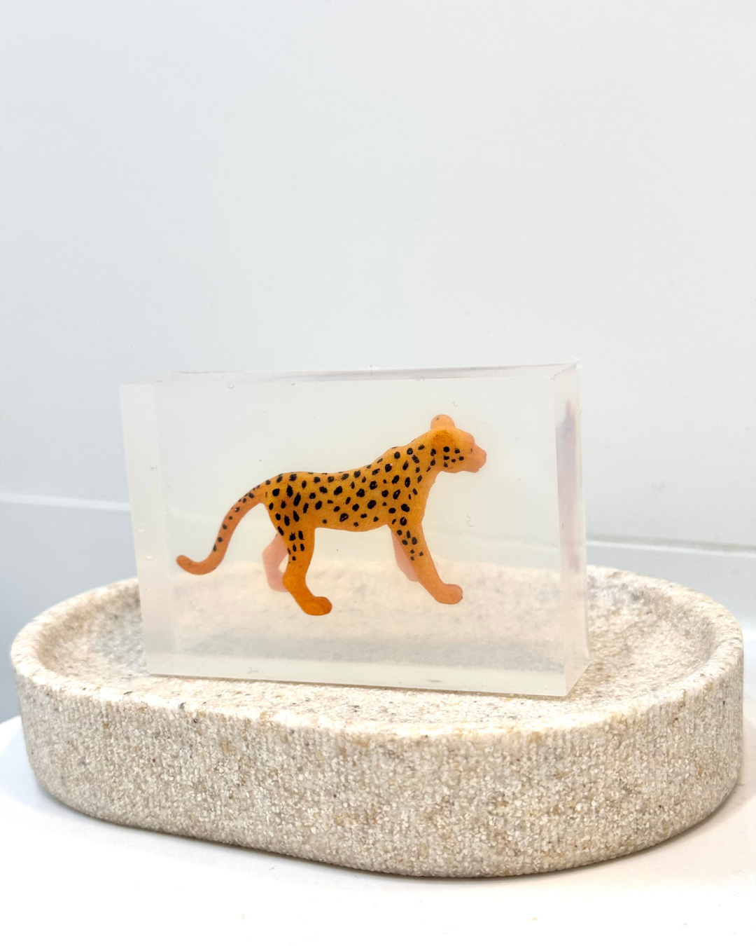 savon transparent avec figurine leopard Soap hit