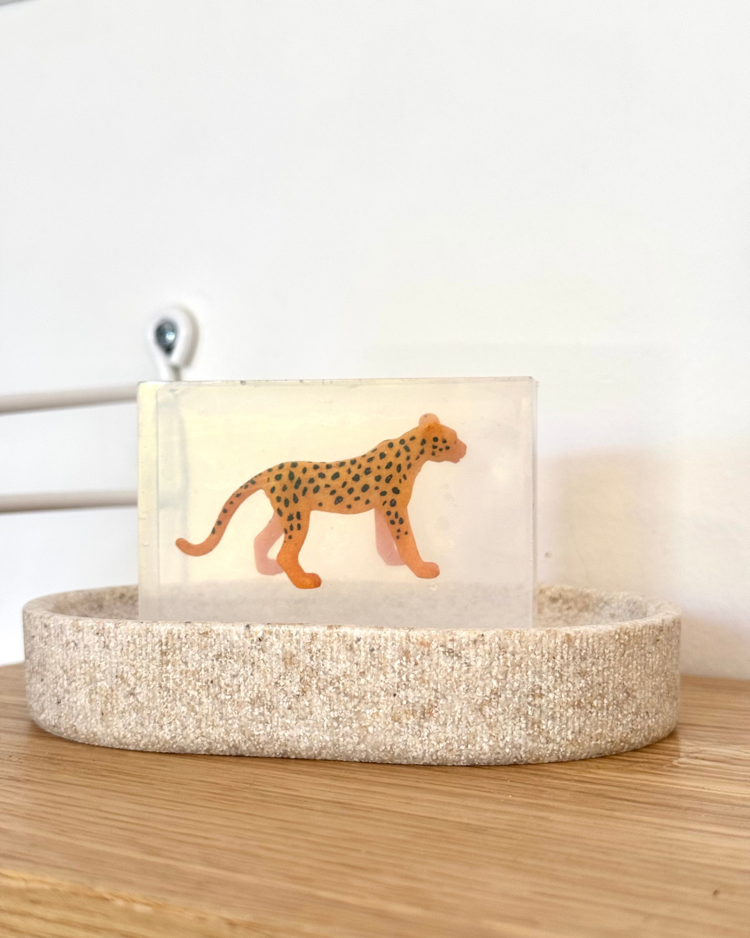 savon transparent avec figurine leopard Soap hit