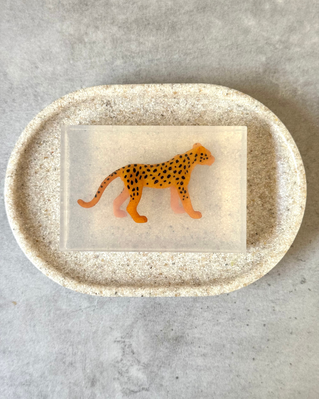 savon transparent avec figurine leopard Soap hit