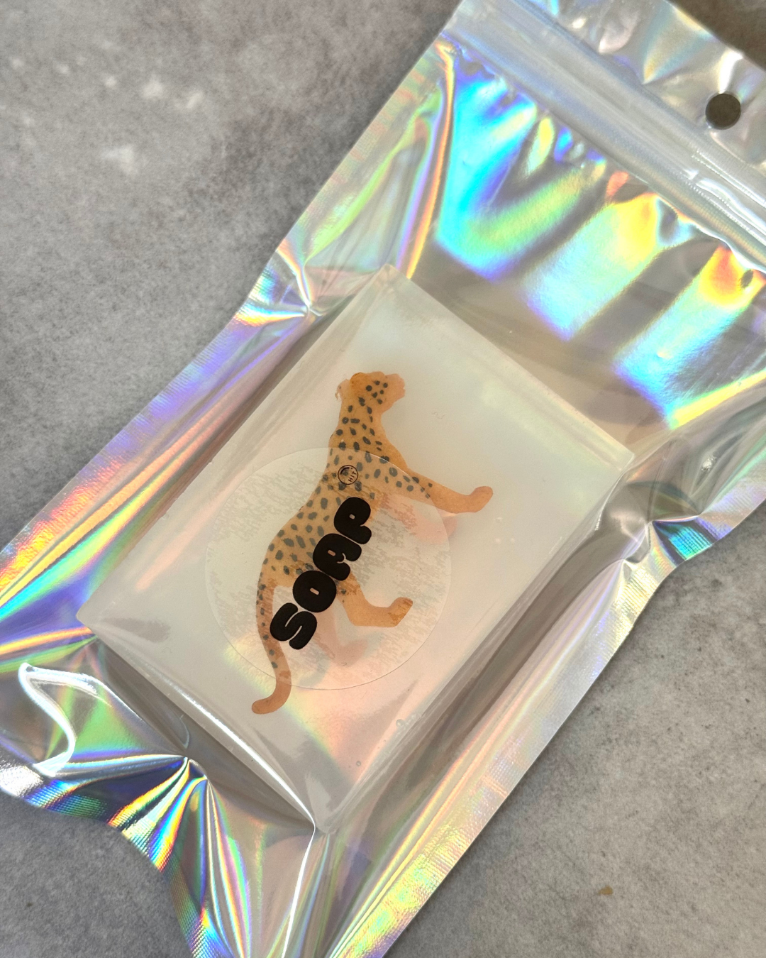 savon transparent avec figurine leopard Soap hit