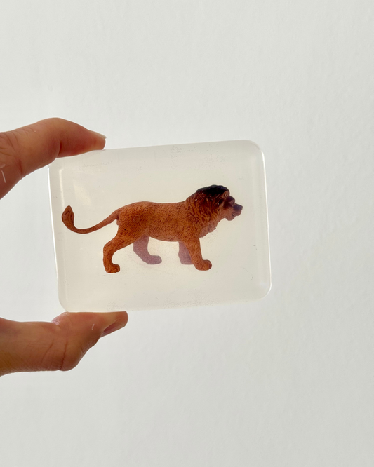 savon transparent avec figurine lion