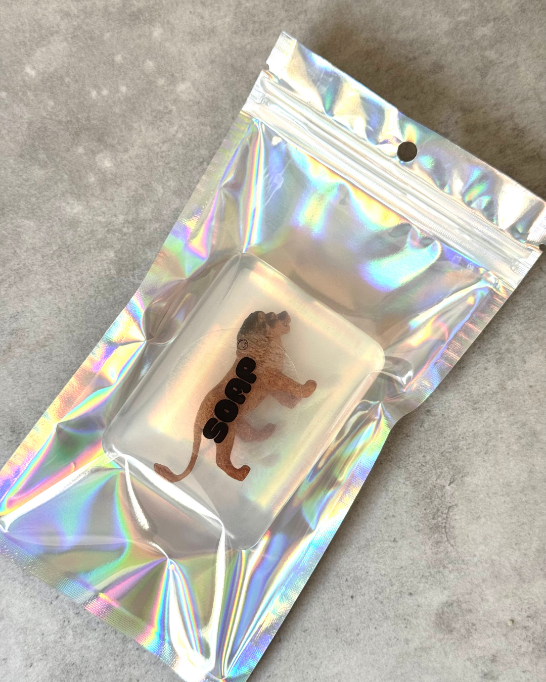 savon transparent avec figurine lion emballage