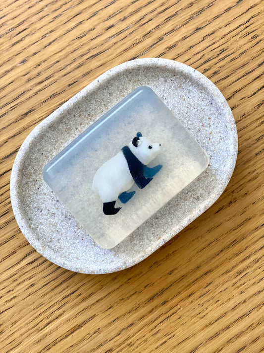 savon transparent avec figurine panda