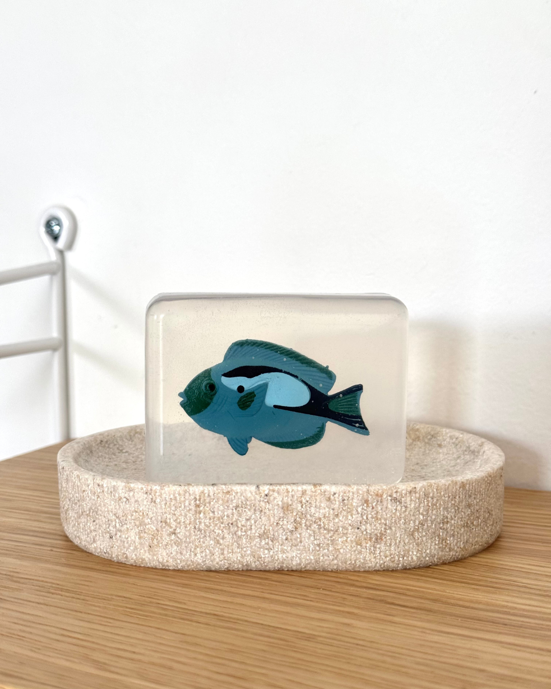 savon transparent avec figurine poisson bleu soap hit