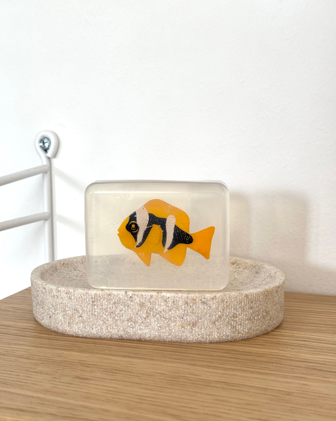 savon transparent avec figurine poisson jaune soap hit