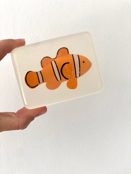 savon transparent avec figurine poisson