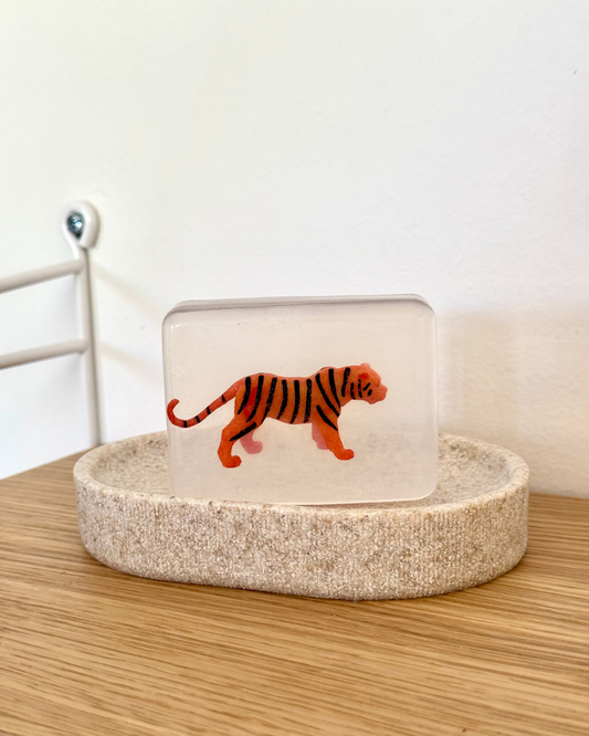 savon transparent avec figurine tigre soap hit