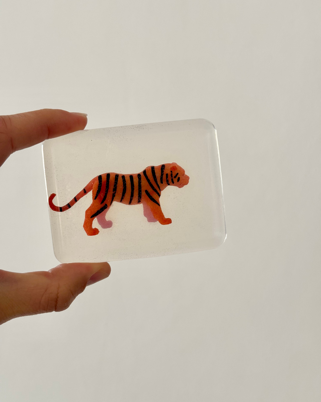 savon transparent avec figurine tigre Soap hit