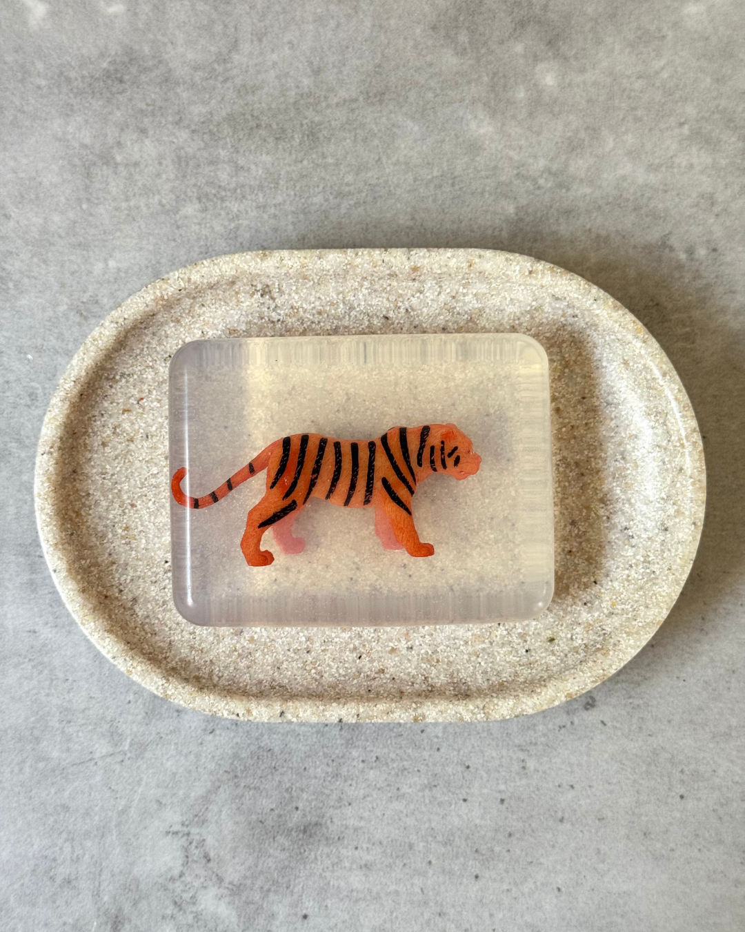 savon transparent avec figurine tigre Soap hit