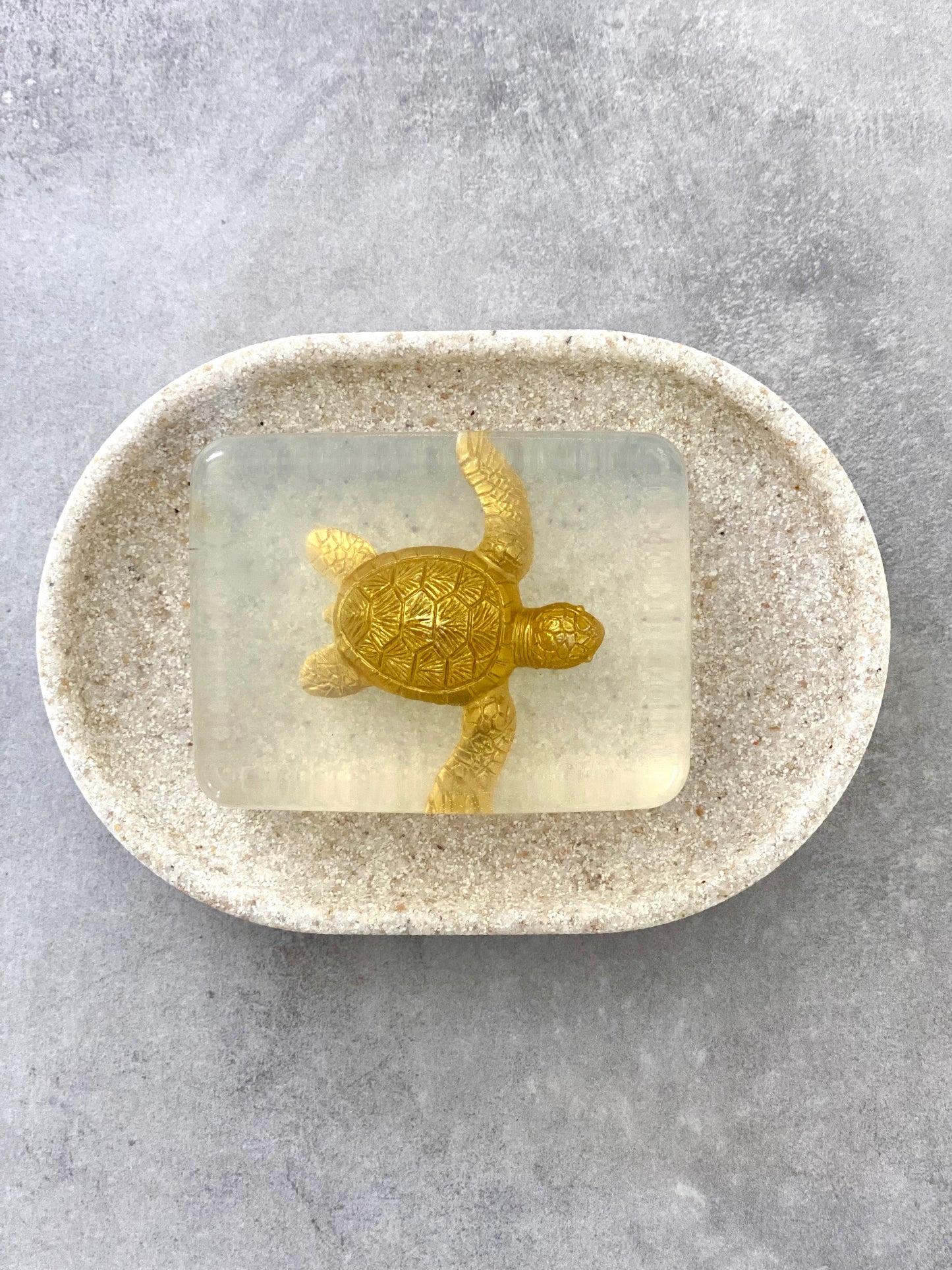 savon transparent avec figurine tortue