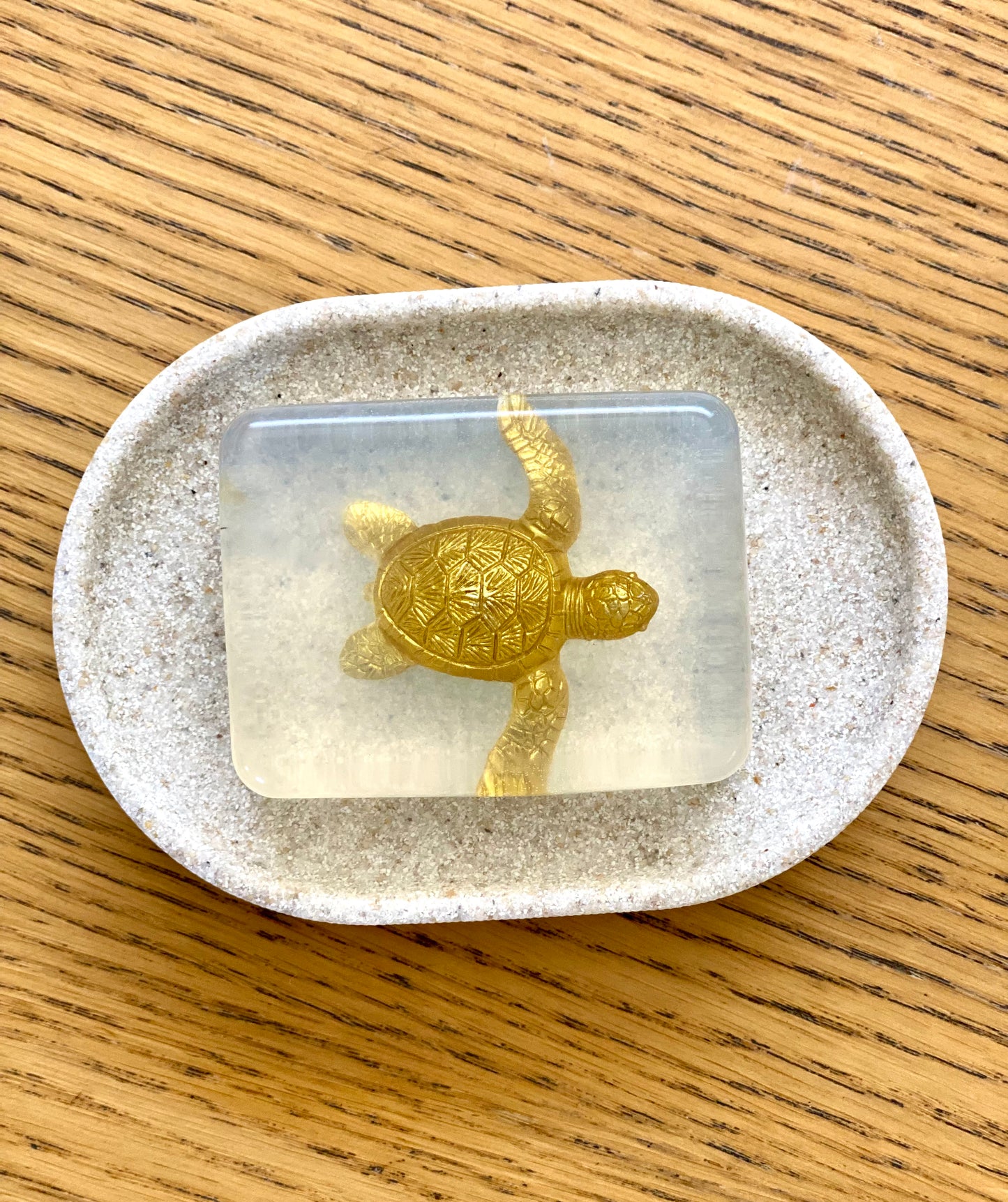 savon transparent avec figurine tortue