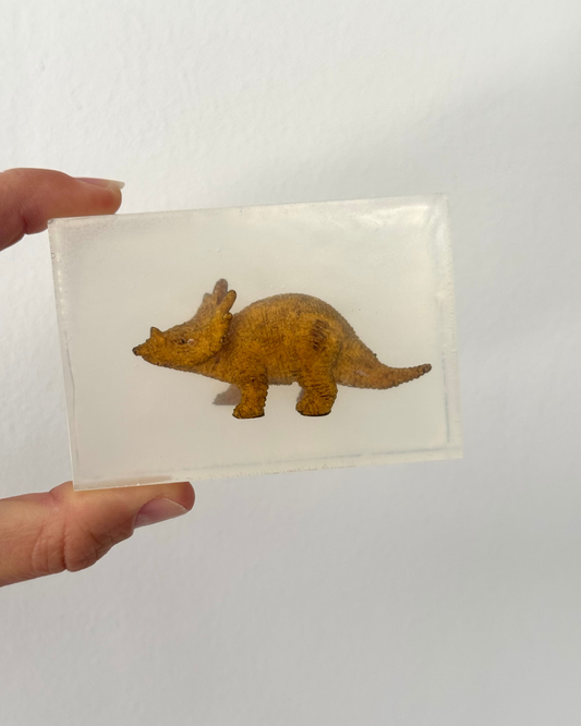 savon transparent avec figurine triceratops soap hit
