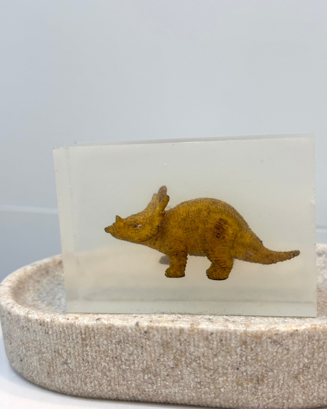 savon transparent avec figurine triceratops soap hit