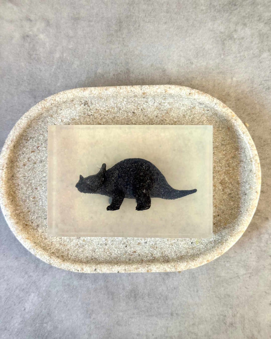 savon transparent avec figurine triceratops soap hit