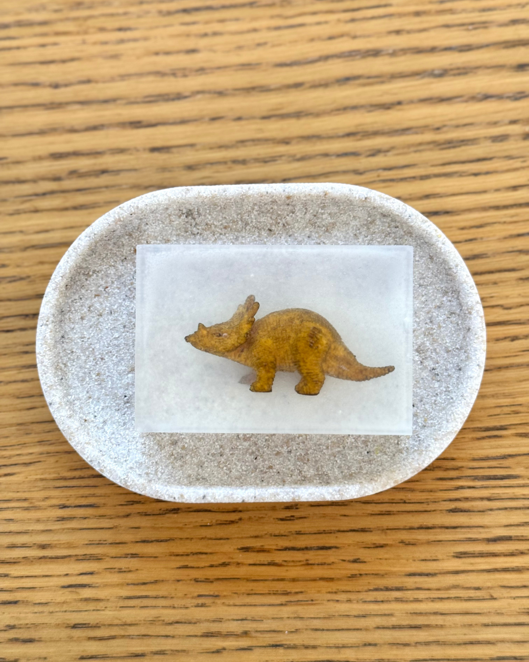 savon transparent avec figurine triceratops soap hit