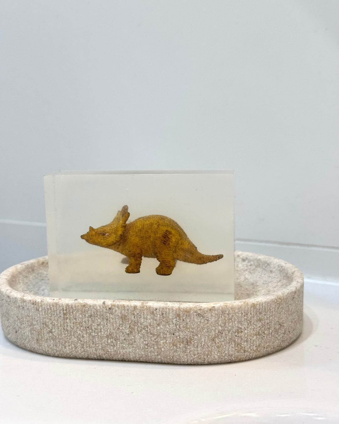 savon transparent avec figurine triceratops soap hit