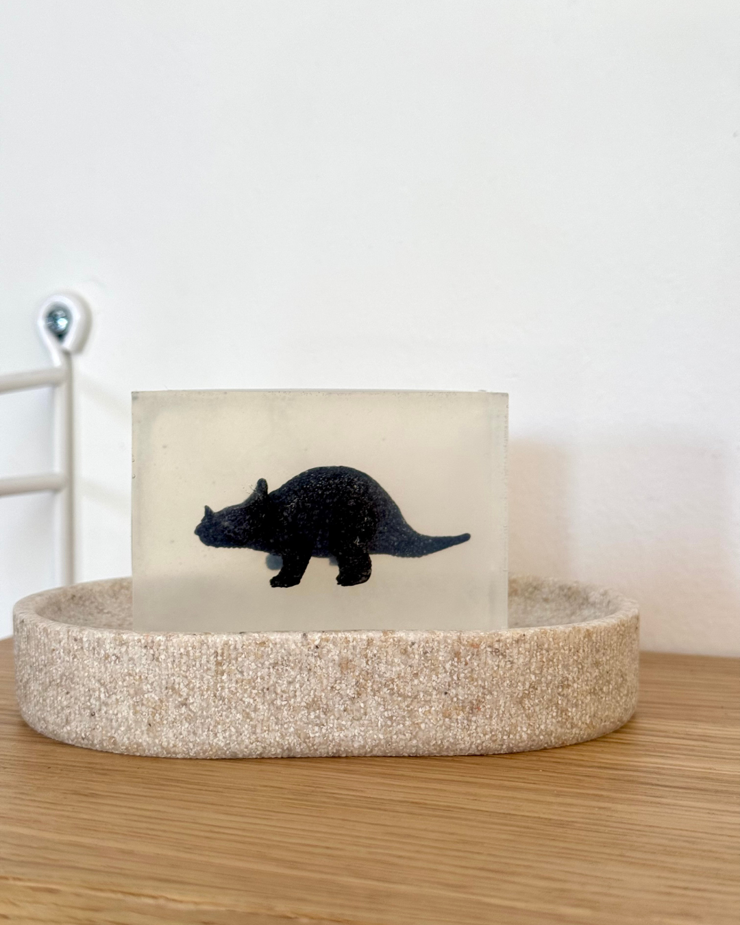savon transparent avec figurine triceratops soap hit
