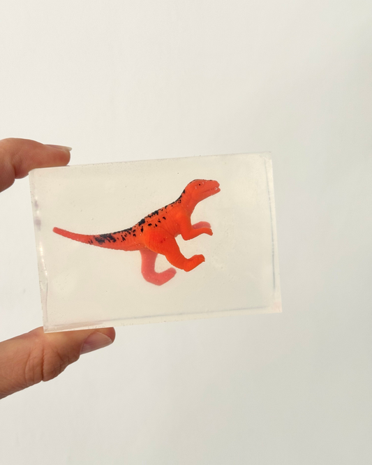 savon transparent avec figurine velociraptor
