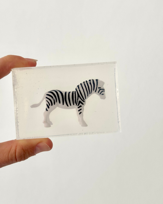 savon transparent avec figurine zèbre
