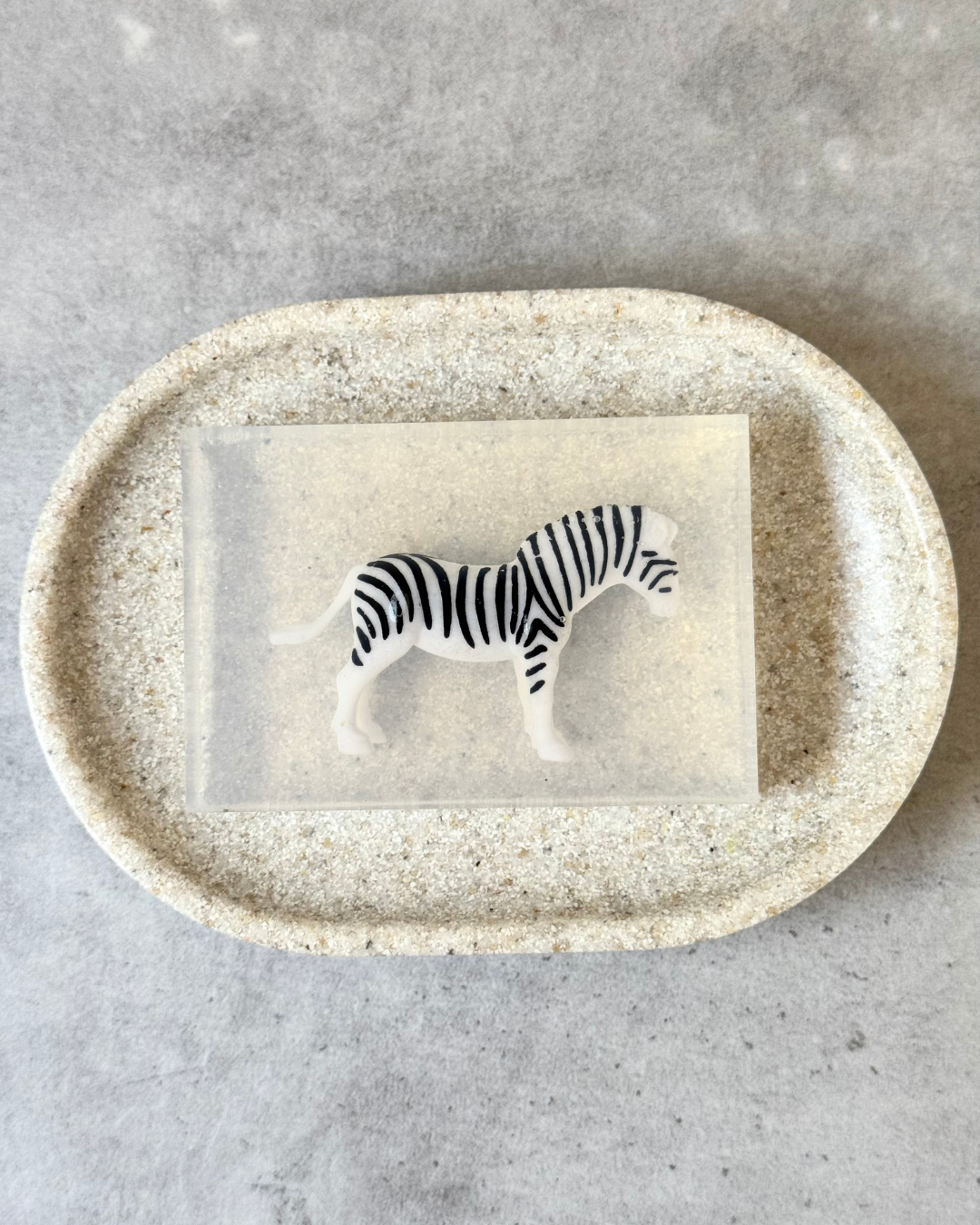 savon transparent avec figurine zèbre