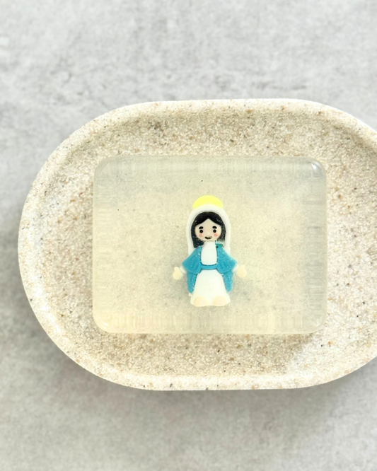 Savon transparent avec une figurine d'une petite vierge Soap Hit