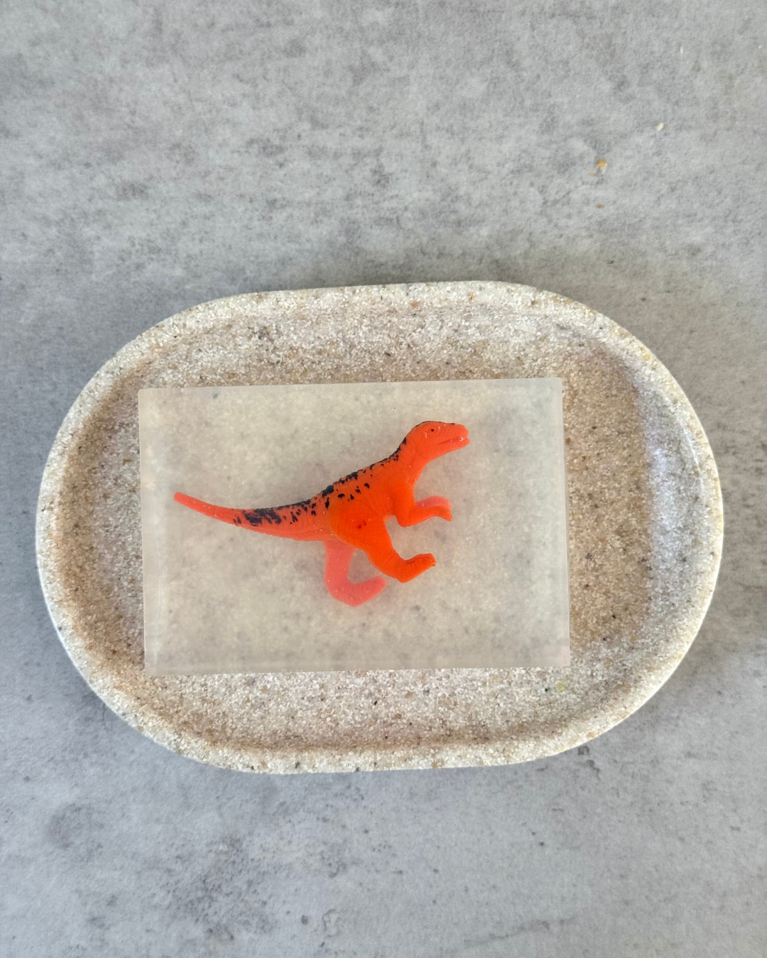 savon transparent avec figurine velociraptor