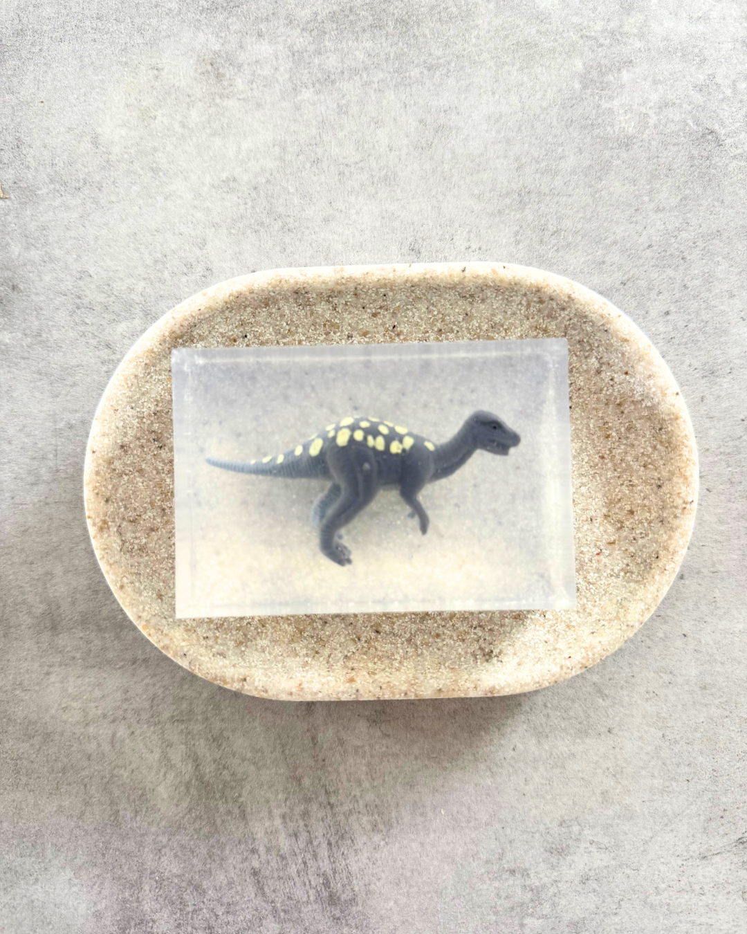 savon transparent avec figurine dinosaure soap HIt