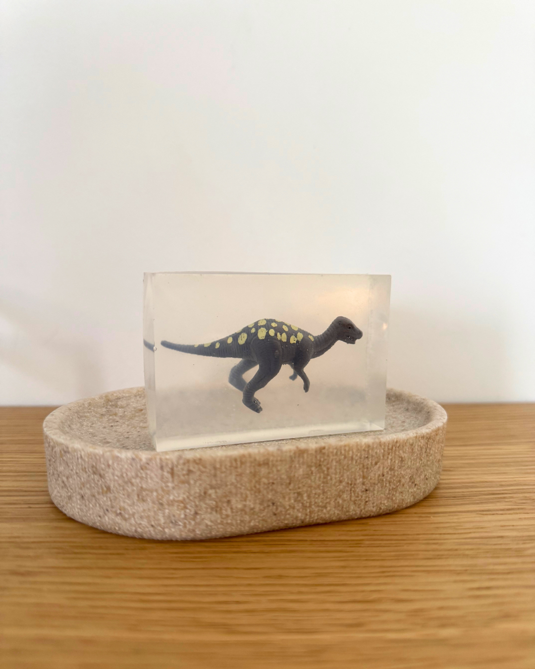 savon transparent avec figurine dinosaure soap HIt