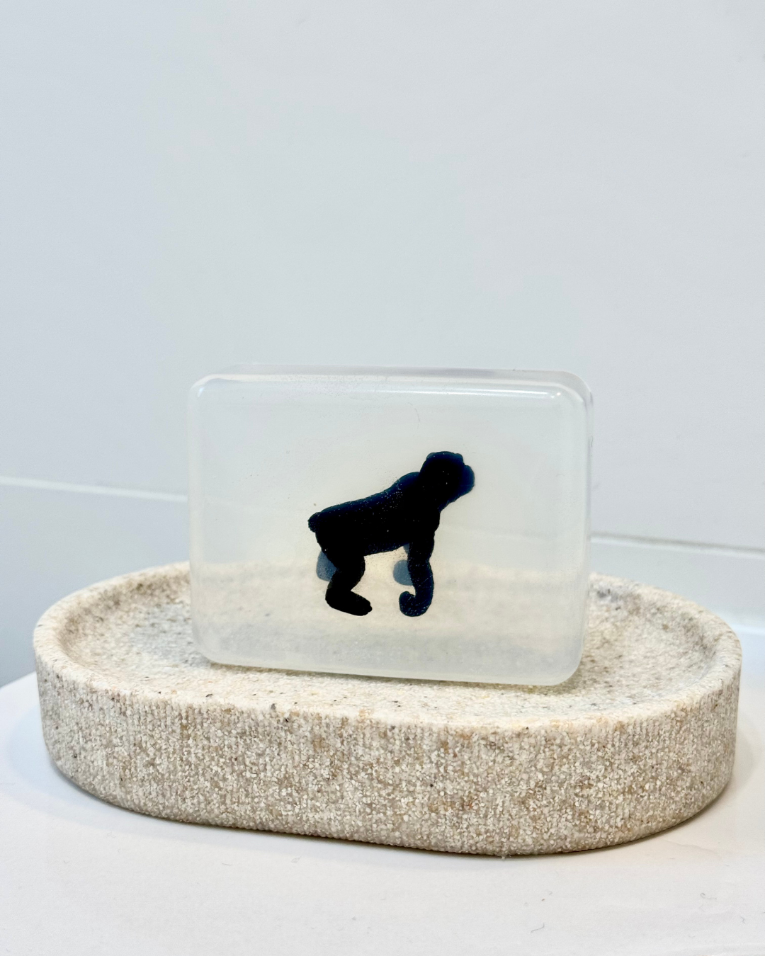 savon transparent avec figurine gorille soap hit