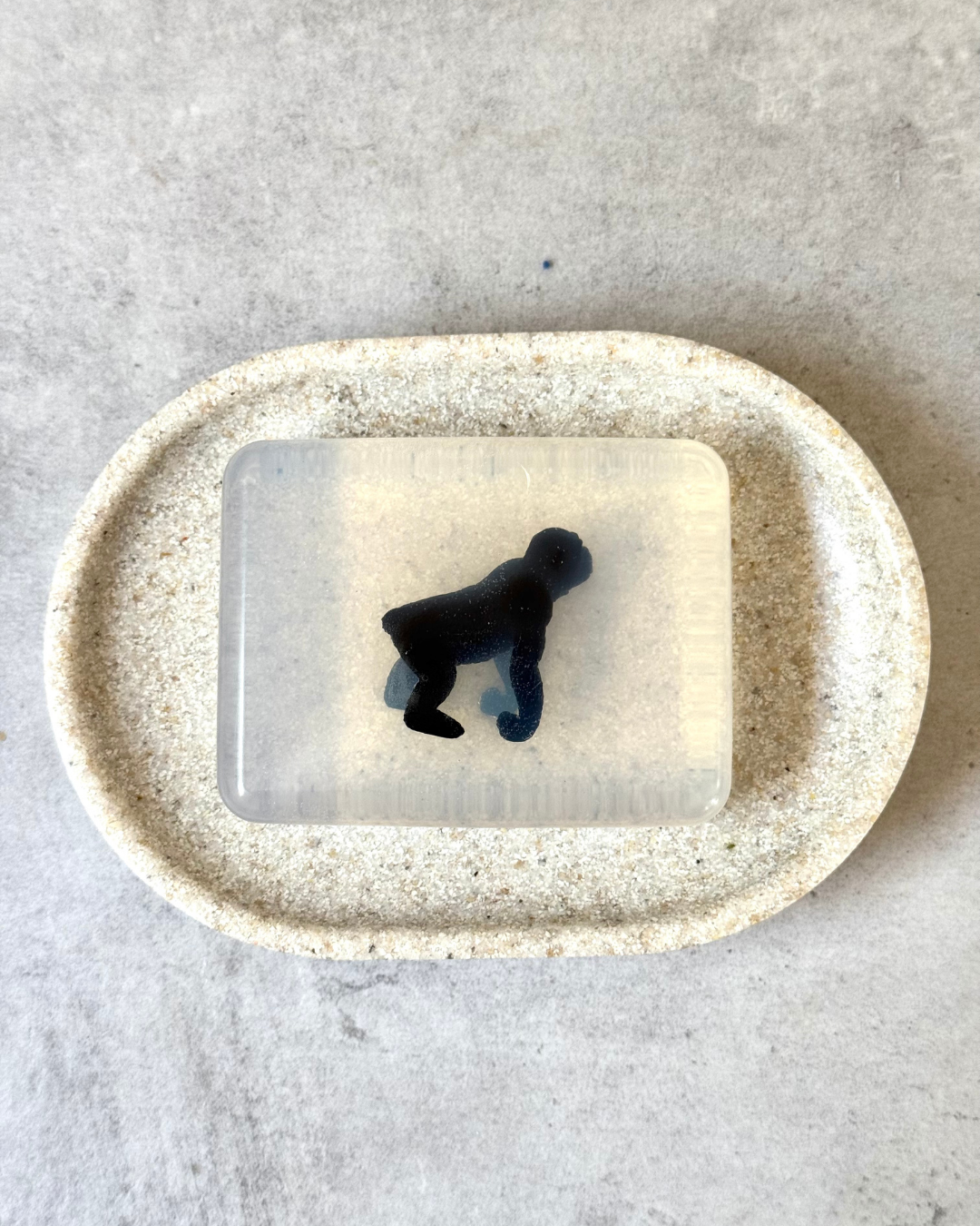savon transparent avec figurine gorille soap hit