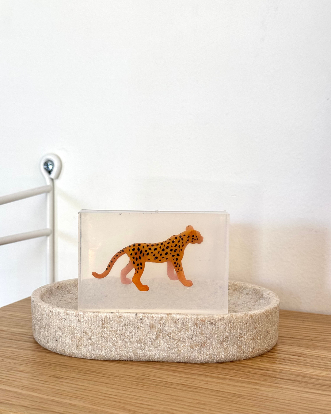 savon transparent avec figurine leopard Soap hit