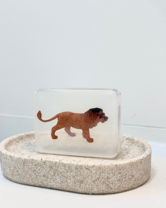 savon transparent avec figurine lion