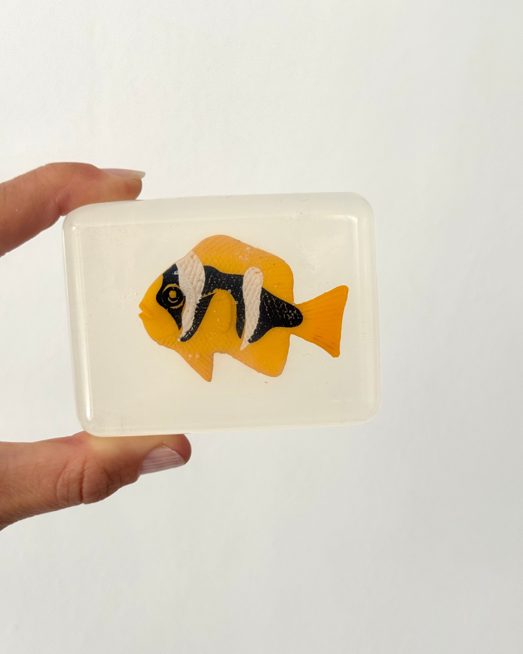 savon transparent avec figurine poisson jaune soap hit