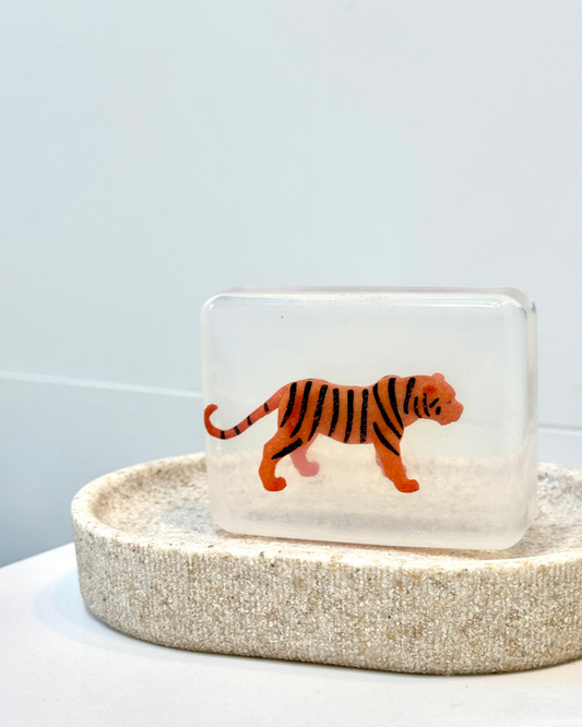 savon transparent avec figurine tigre Soap hit