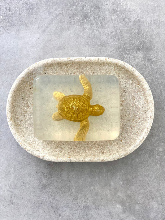 savon transparent avec figurine tortue