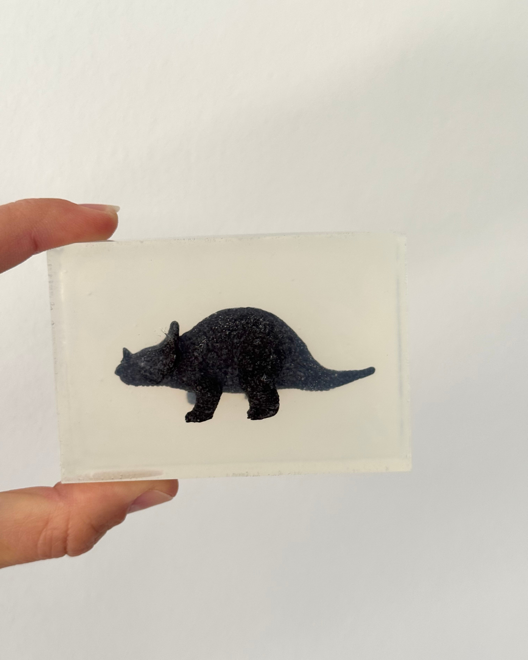 savon transparent avec figurine triceratops soap hit