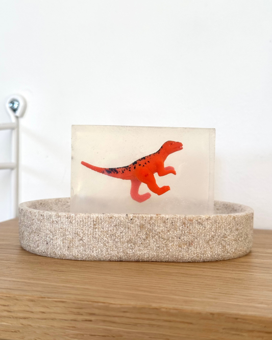 savon transparent avec figurine velociraptor