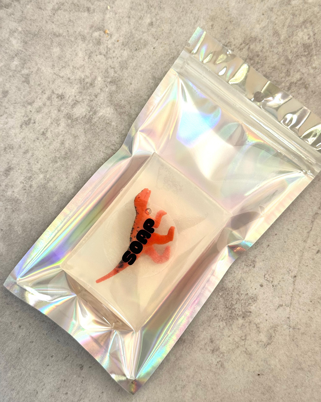 savon transparent avec figurine velociraptor packaging